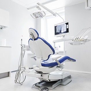 Dentro de un consultorio dental moderno